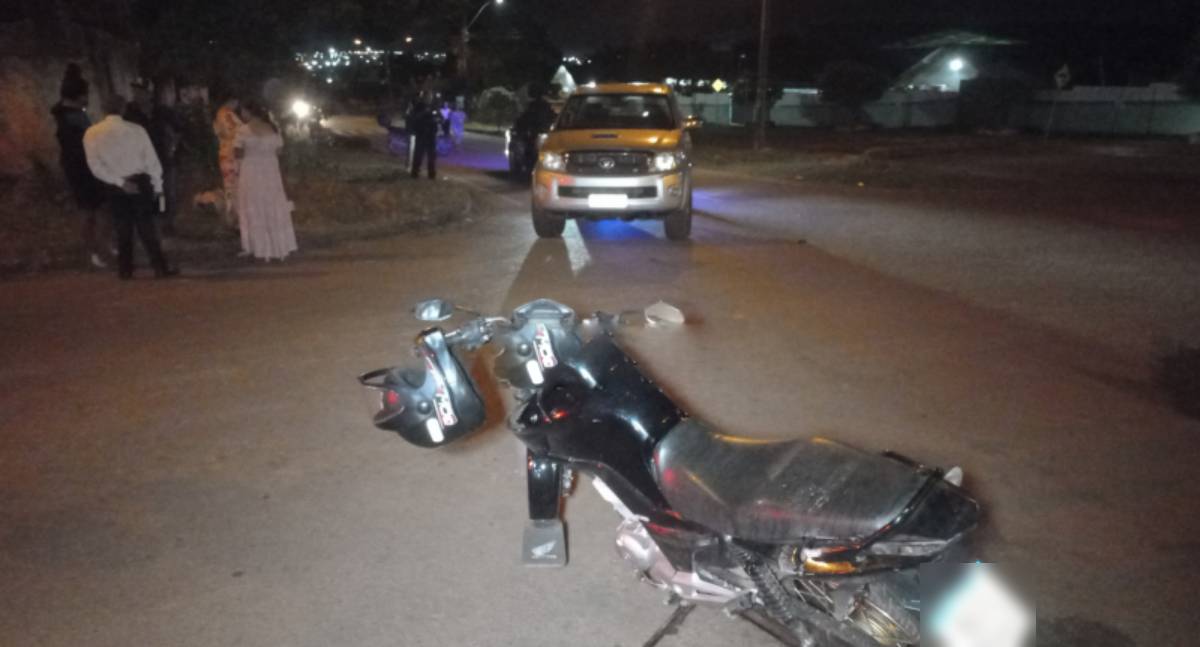 Acidente entre moto e caminhonete deixa motociclista com ferimentos leves