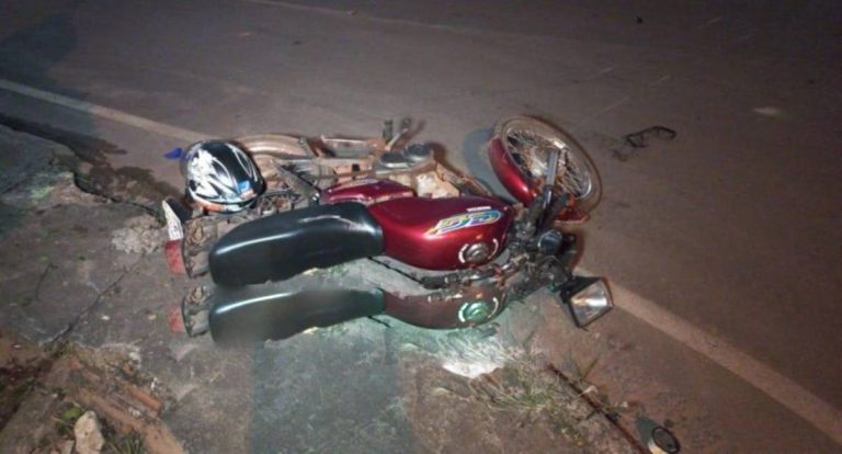 Acidente entre carro e moto deixa motociclista levemente ferido