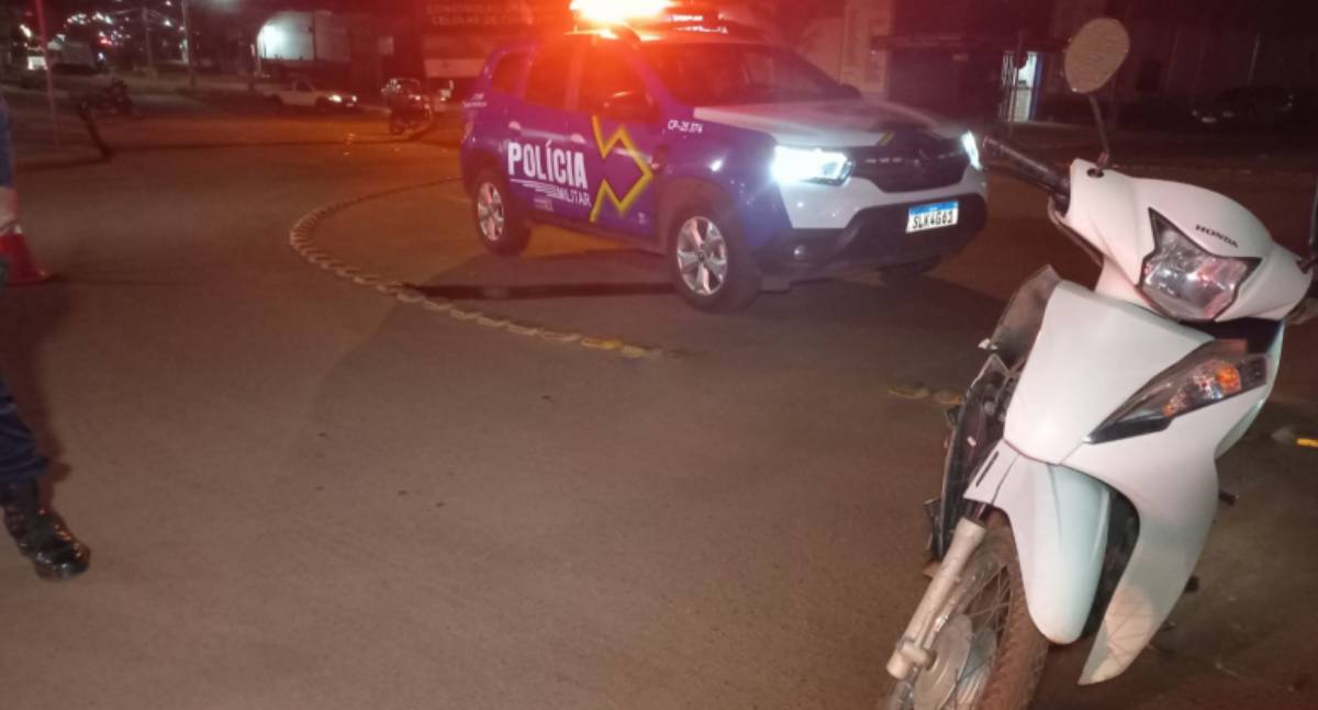 Motociclista fica ferida em colisão com carro em rotatória