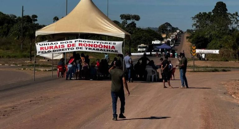 Produtores rurais bloqueiam BR-364 em RO exigindo respostas do Governo