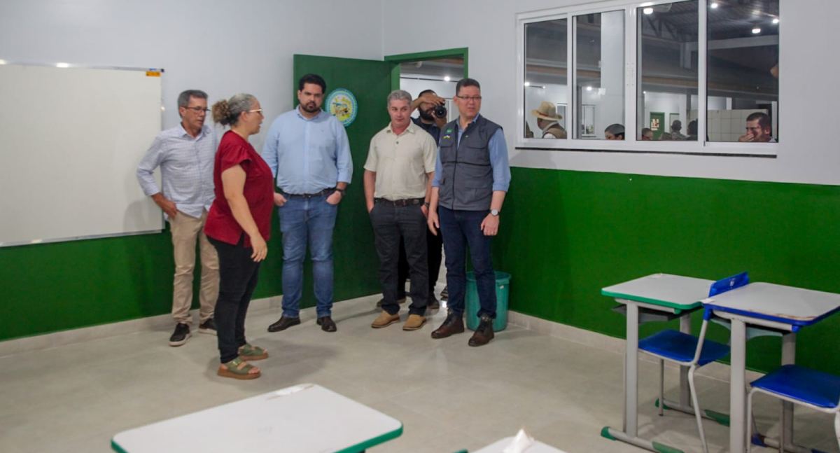 Rua Cândido Portinari, no setor 07 de Jaru, recebe nova pavimentação asfáltica