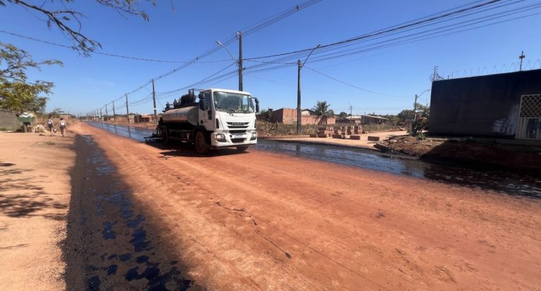 Avenida Calama recebe nova base e avança para etapa de pavimentação