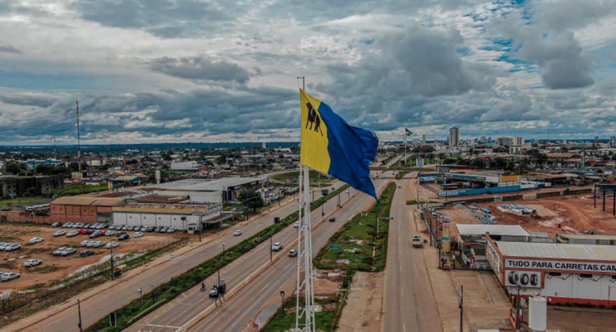 Bandeira de Porto Velho volta a tremular na entrada da cidade e reforça identidade do povo