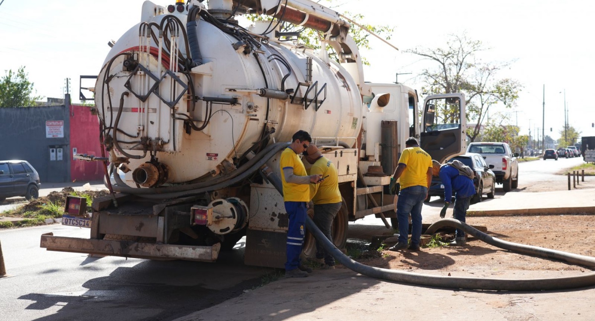 Bueiros da avenida Rio de Janeiro recebem limpeza e desobstrução com apoio de maquinário moderno