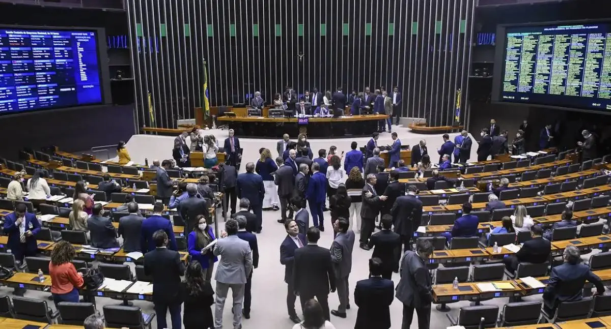 Câmara aprova projeto que cria estratégia nacional de Saúde para autonomia do Brasil