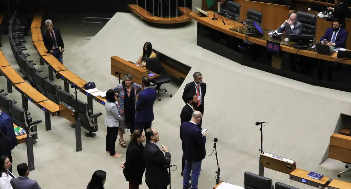 Câmara dos Deputados vota urgência de projeto que reduz benefícios fiscais