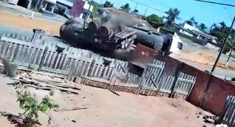 Caminhão carregado de piche tomba em Nova Brasilândia do Oeste