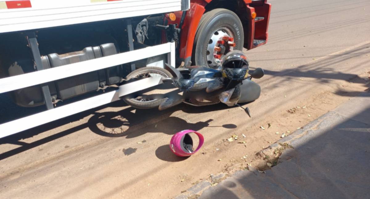 Caminhão colide com moto estacionada em Rolim de Moura
