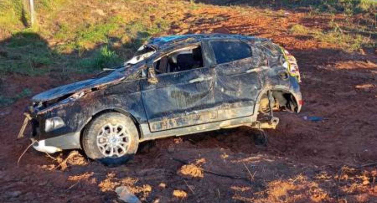 Carro capota na BR-364 e casal sofre escoriações