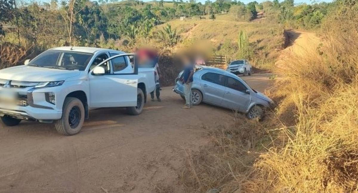 Carro colide com barranco na zona rural de Vale do Anari