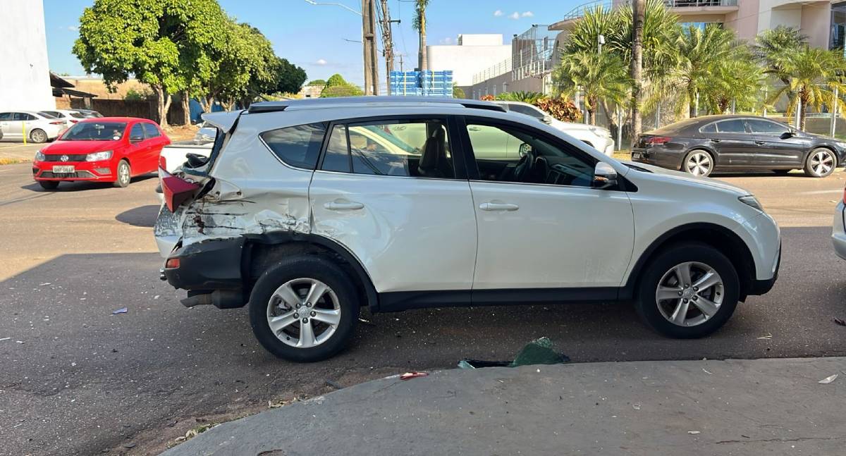 Carro colide com caçamba em mais um acidente na Guanabara com Calama
