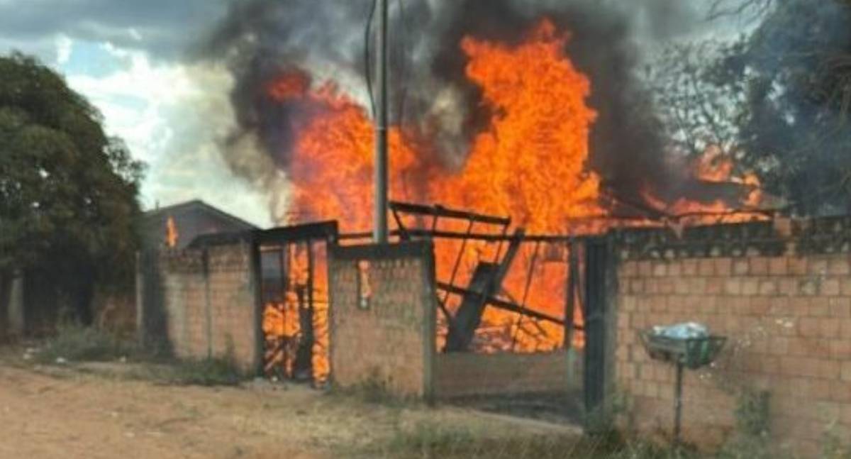 Casa de madeira é destruída por incêndio no bairro Industrial