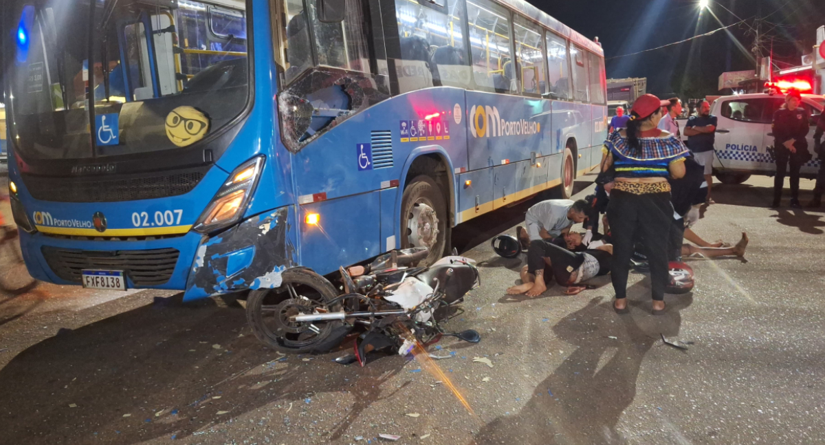 Casal fica em estado grave após colisão entre moto e ônibus no centro de Porto Velho