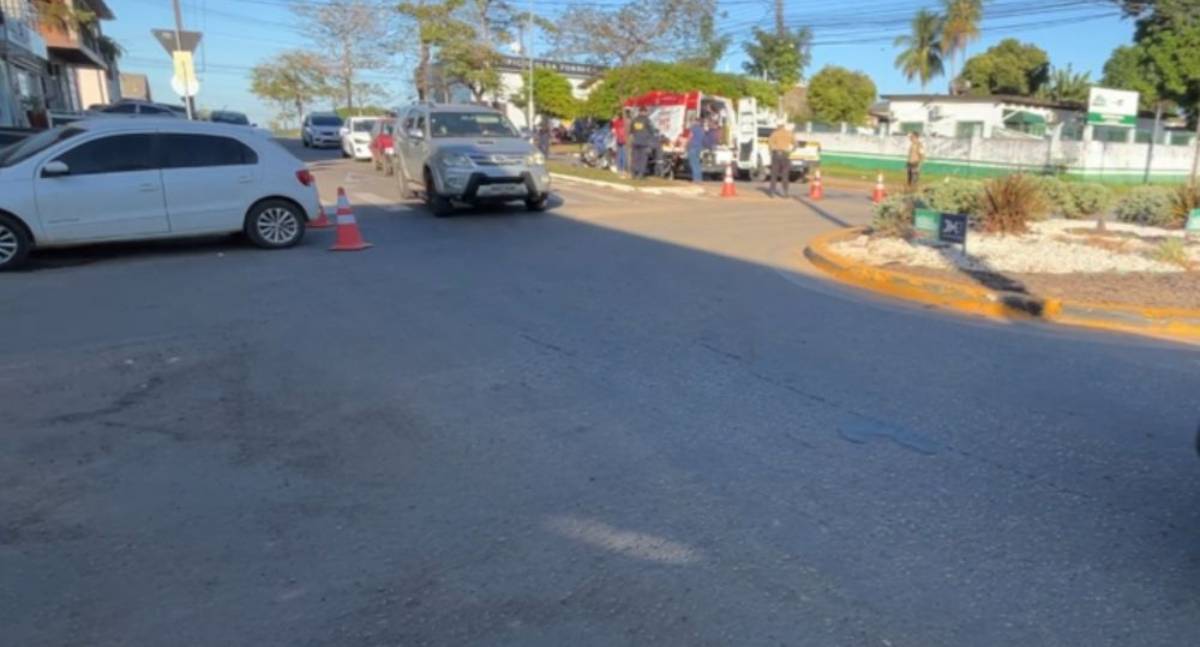 Ciclista fica ferida após ser atingida por carro em rotatória de Ji-Paraná