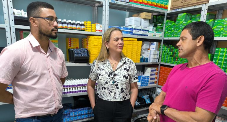 Cláudia de Jesus entrega R$ 300 mil em medicamentos para Mirante da Serra após pedido de Ezequiel Goedert - News Rondônia