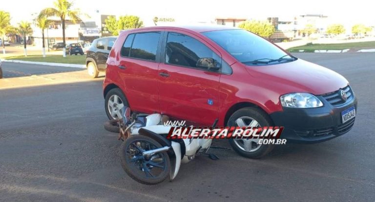Colisão entre carro e moto é registrado no centro de Rolim de Moura
