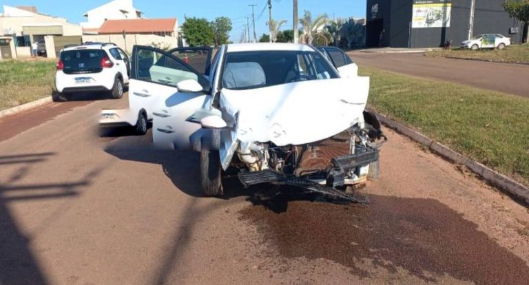 Colisão entre carros é registrado no Bairro Jequitibá, em Rolim de Moura