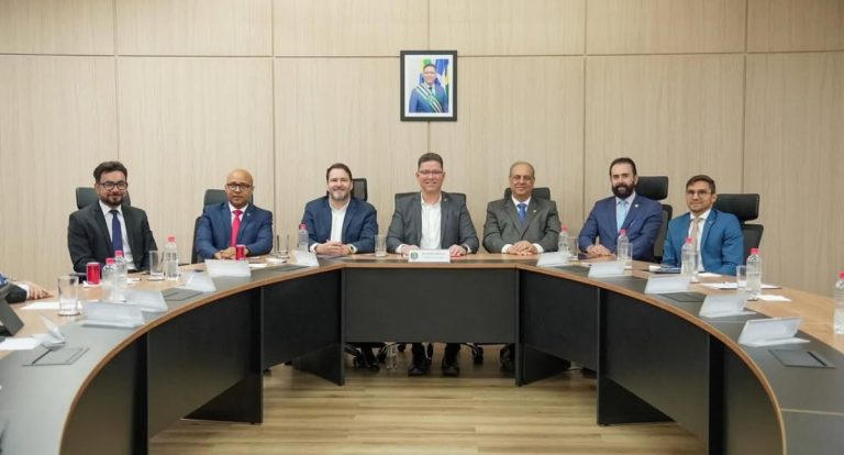 https://newsrondonia.com.br/noticias/2025/07/07/uniao-dos-poderes-em-prol-da-regularizacao-fundiaria-reacende-esperanca-para-produtores-em-ro/