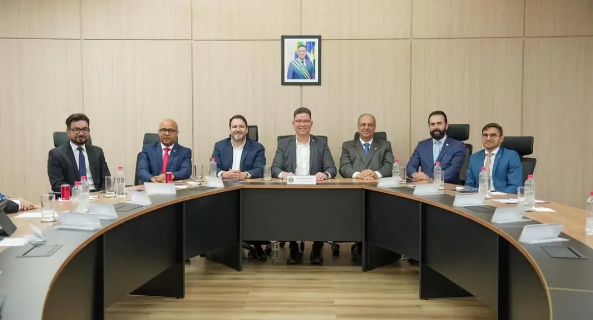 https://newsrondonia.com.br/noticias/2025/07/07/uniao-dos-poderes-em-prol-da-regularizacao-fundiaria-reacende-esperanca-para-produtores-em-ro/