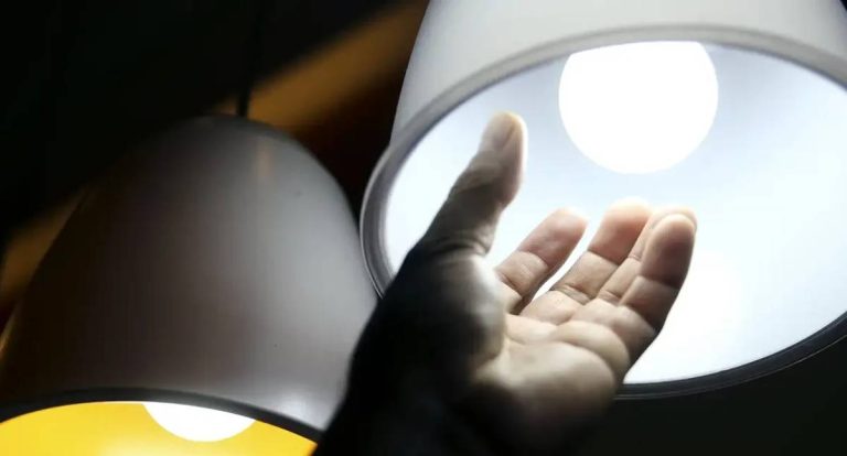 Conta de luz mais cara: Aneel aciona bandeira vermelha nível 2 para agosto