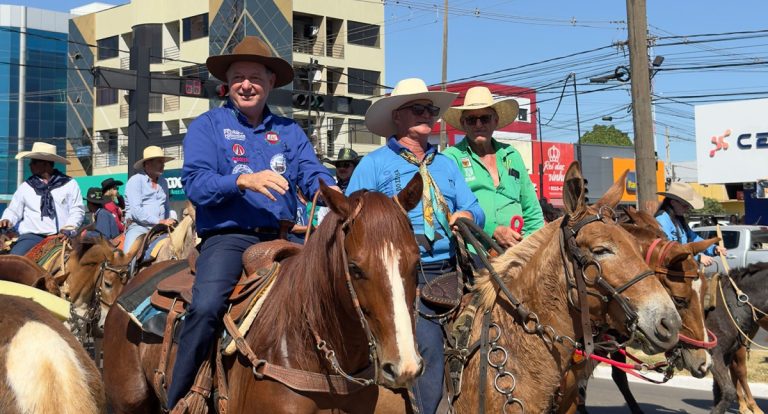Deputado Pedro Fernandes celebra sucesso da tradicional Cavalgada da Expoari em Ariquemes