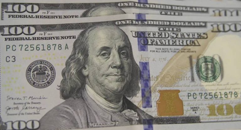 Dólar fecha em R$ 5,56 com receios sobre tarifas de Trump