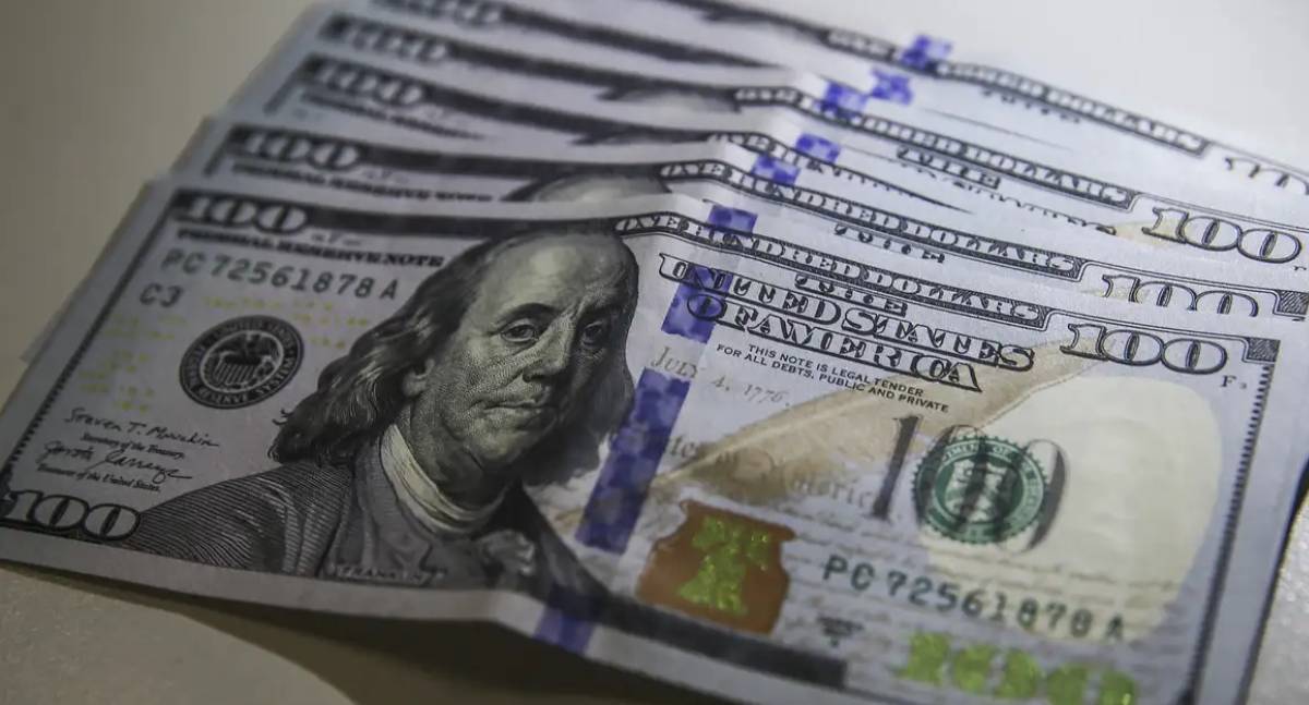 Dólar fecha estável, mas acumula alta semanal; Bolsa cai pela quinta vez