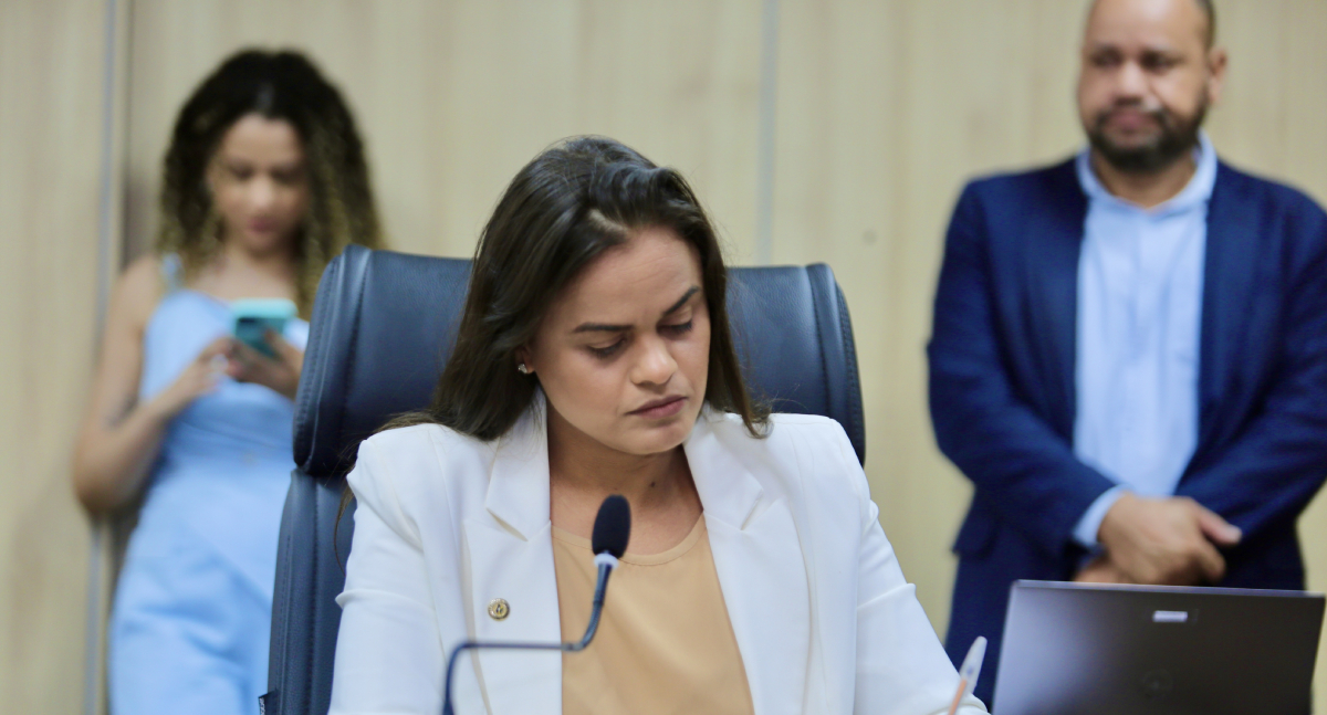 Dra. Taíssa protocola projeto que garante transferência de servidoras vítimas de violência doméstica em Rondônia