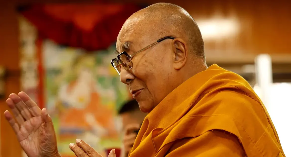 Dalai Lama confirma reencarnação pós-morte e define processo de sucessão, desafiando a China