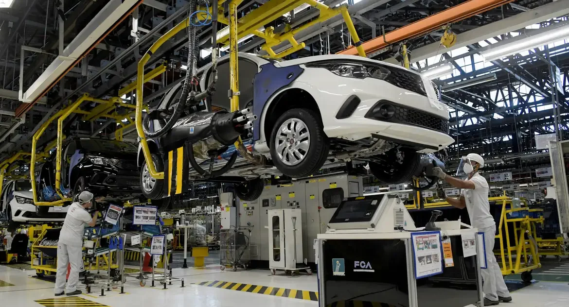 Produção Industrial Brasileira recua 0,5% em maio, marcando segunda queda consecutiva e impacto dos juros altos
