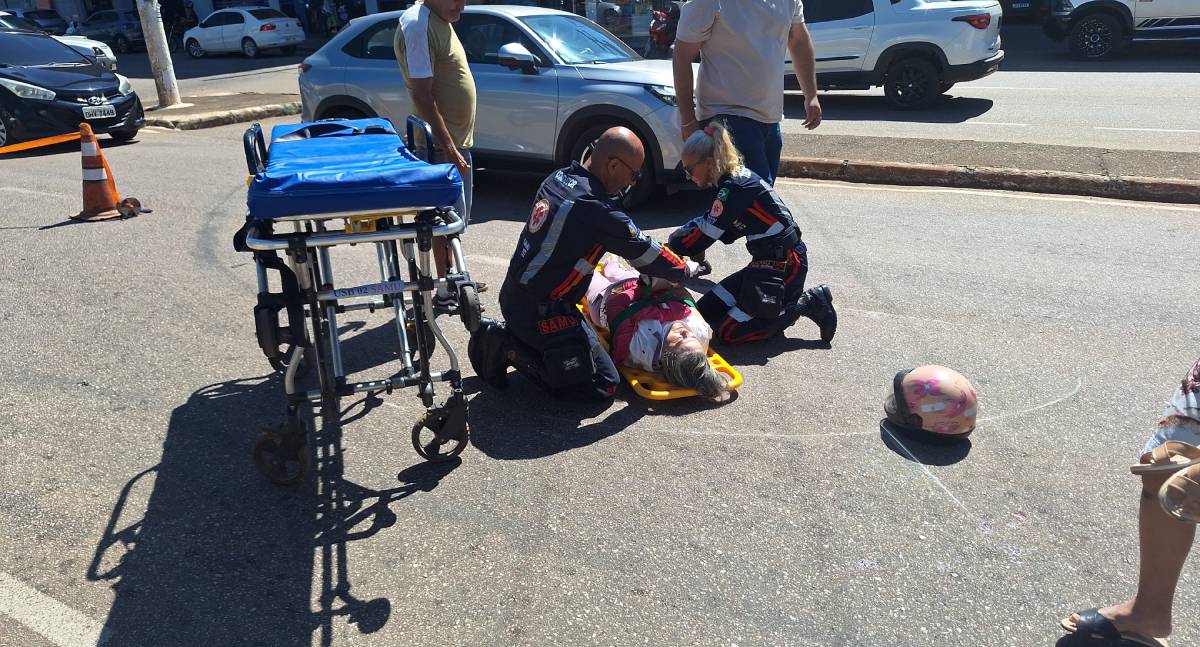 Duas mulheres ficam feridas em colisão de motocicletas na Avenida Nações Unidas