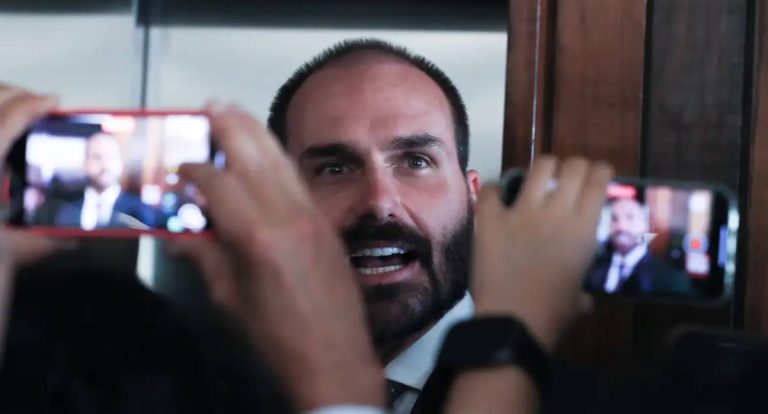 Eduardo Bolsonaro afirma que não renunciará ao mandato de Deputado Federal