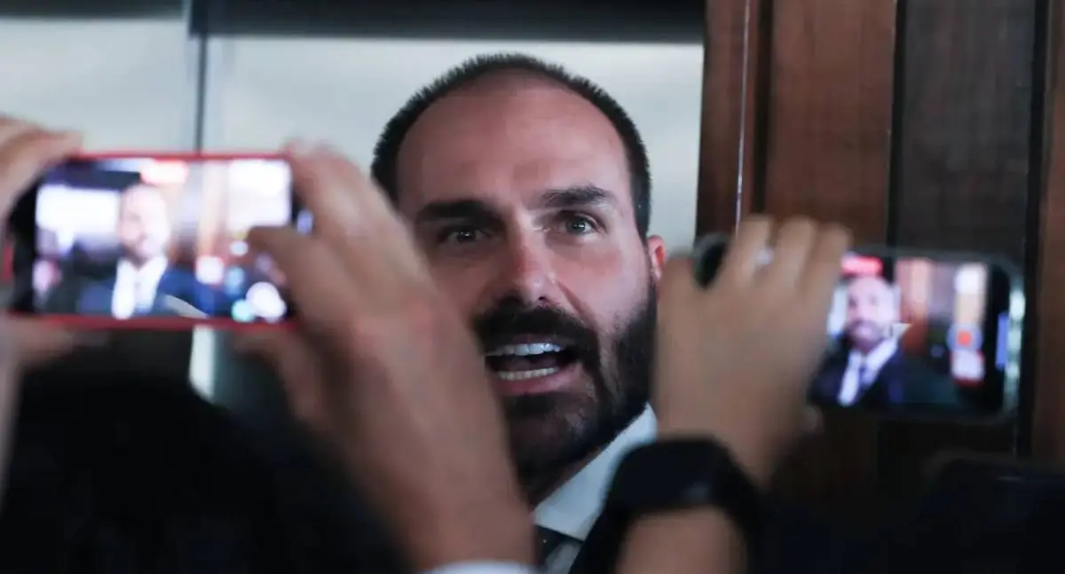 Eduardo Bolsonaro afirma que não renunciará ao mandato de Deputado Federal