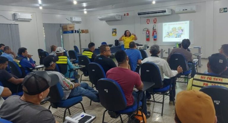 Educação no trânsito avança com curso para mototaxistas em Ariquemes, destaca Sandro Rocha