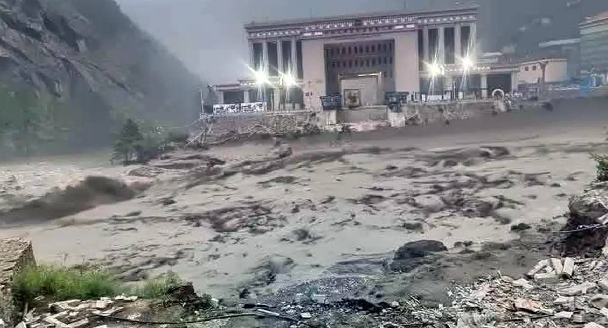 Enchente no Nepal destrói ponte essencial e deixa desaparecidos