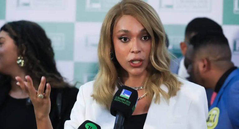 Erika Hilton pede bloqueio de contas de Eduardo Bolsonaro ao STF