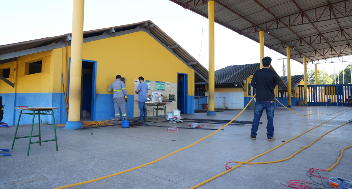 Escola Maria Izaura, em Porto Velho, recebe sistema de climatização após mais de 30 anos, melhorando qualidade de ensino e bem-estar dos alunos