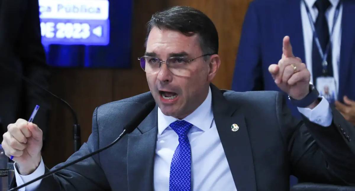 Flávio Bolsonaro viaja para Europa em meio a Operação contra o Pai