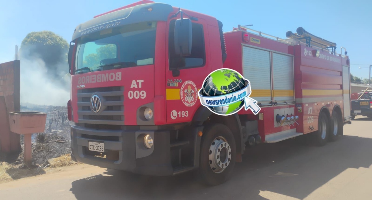 Fogo em terreno ameaça atingir casas no bairro Cuniã