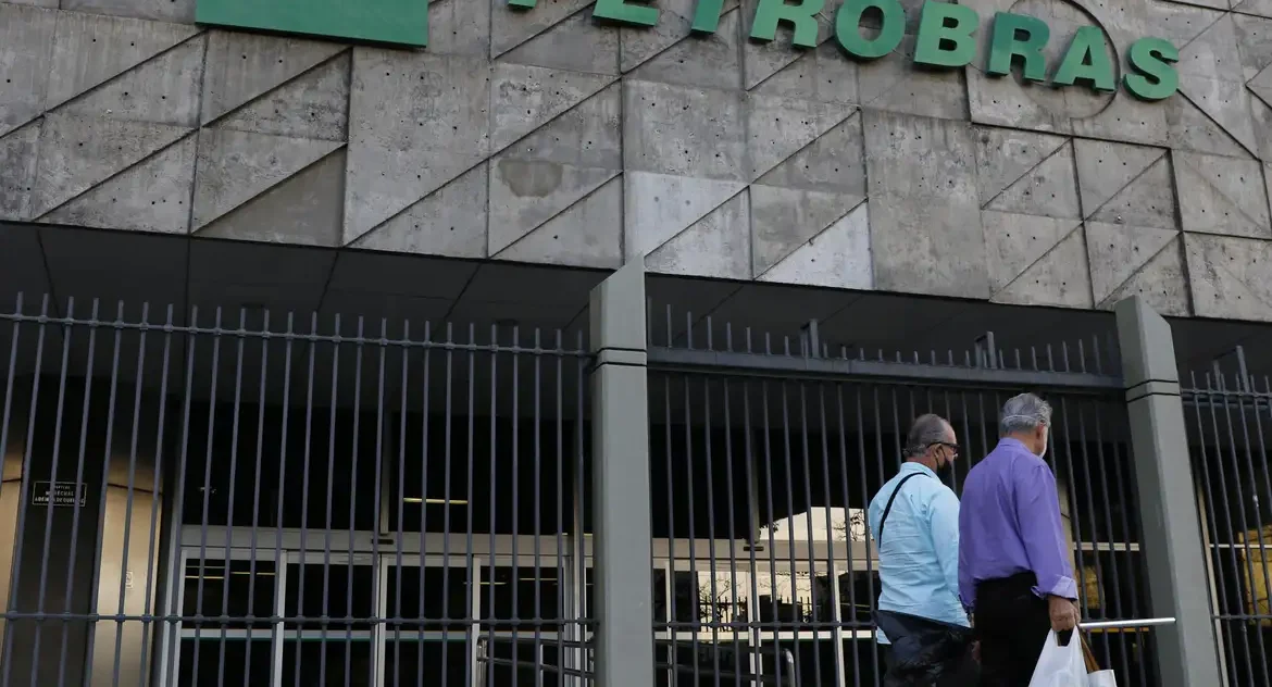 AGU solicita investigação de distribuidores e revendedores de combustíveis por não repassarem redução de preços