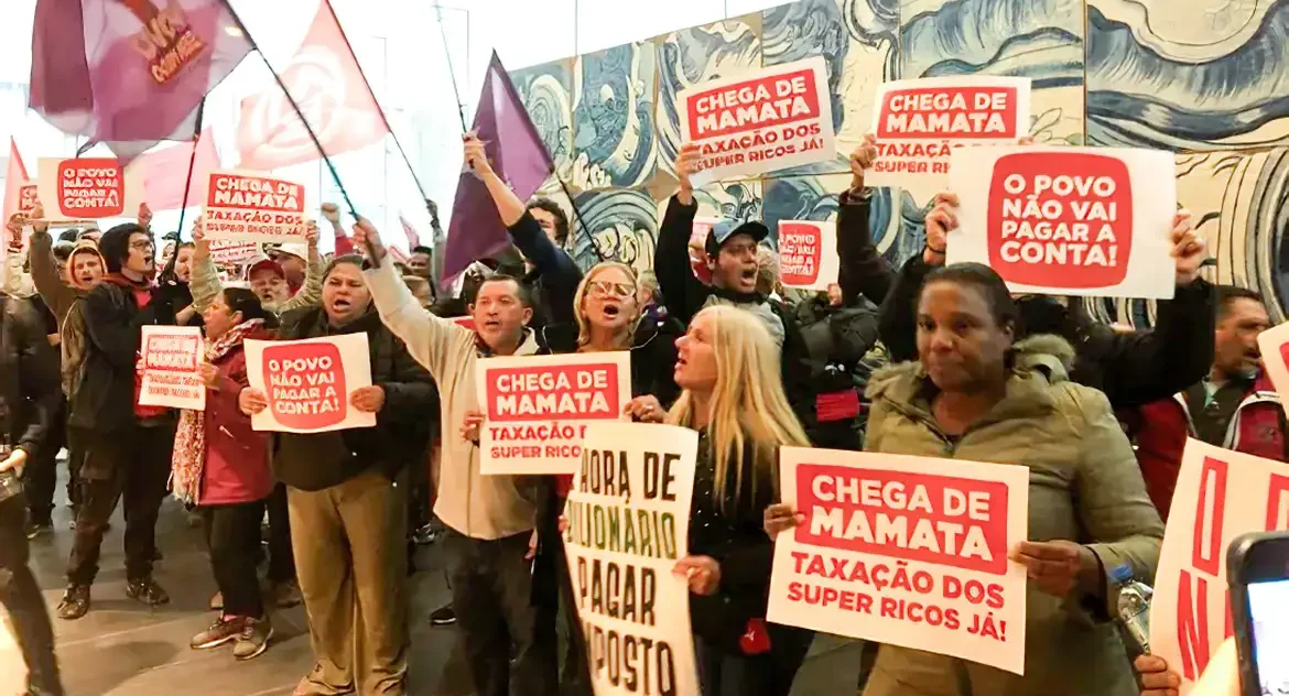 Movimentos sociais ocupam sede para defender taxação de super-ricos e bancos