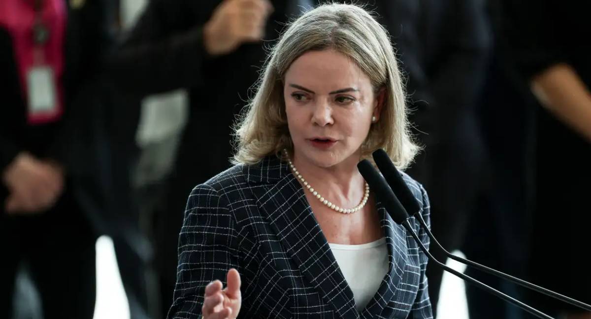 Gleisi repudia sanção dos EUA a Moraes; Eduardo Bolsonaro vê "marco histórico"