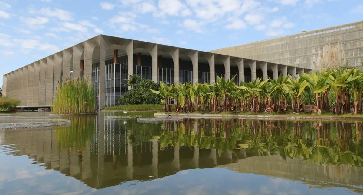 Governo brasileiro manifesta indignação a tarifas impostas pelos EUA
