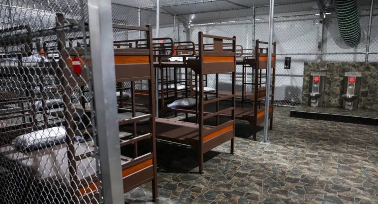 Governo dos EUA é processado por falta de apoio jurídico em centro de Detenção de Imigrantes
