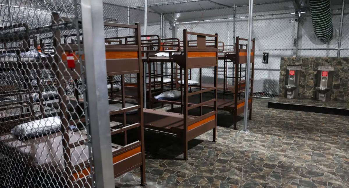 Governo dos EUA é processado por falta de apoio jurídico em centro de Detenção de Imigrantes