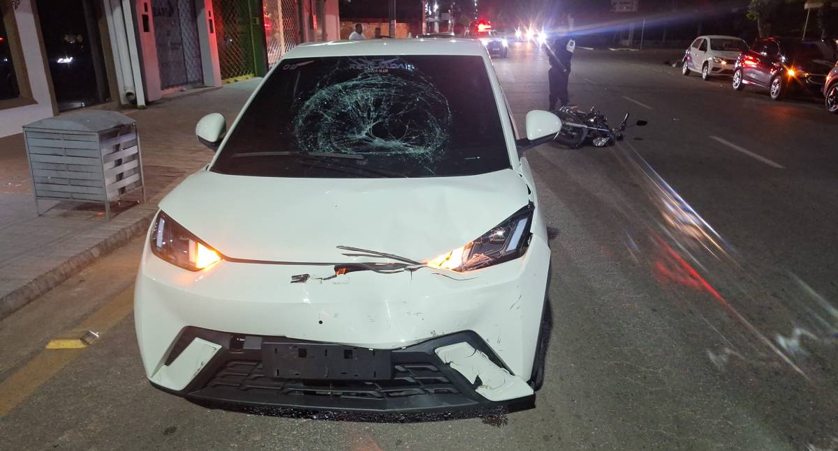 Grave acidente entre carro de aplicativo e motocicleta deixa mulher gravemente ferida em Porto Velho