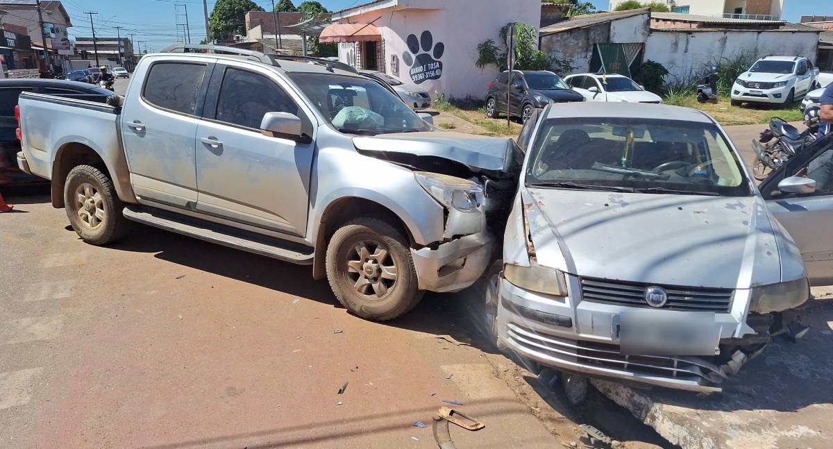 Idoso fica ferido após colisão de caminhonete em Porto Velho