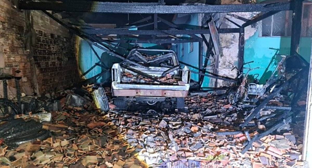 Incêndio destrói garagem e veículos em Cacoal