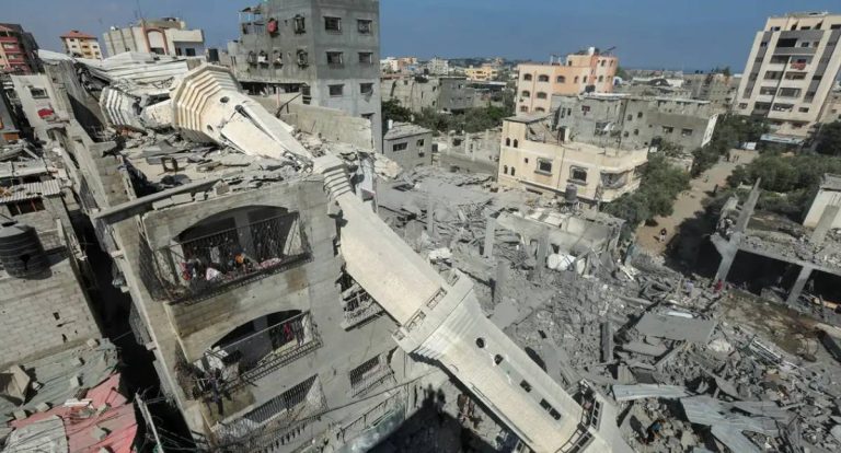 Israel mata 30 Palestinos em ataques a centro de Refugiados em Gaza