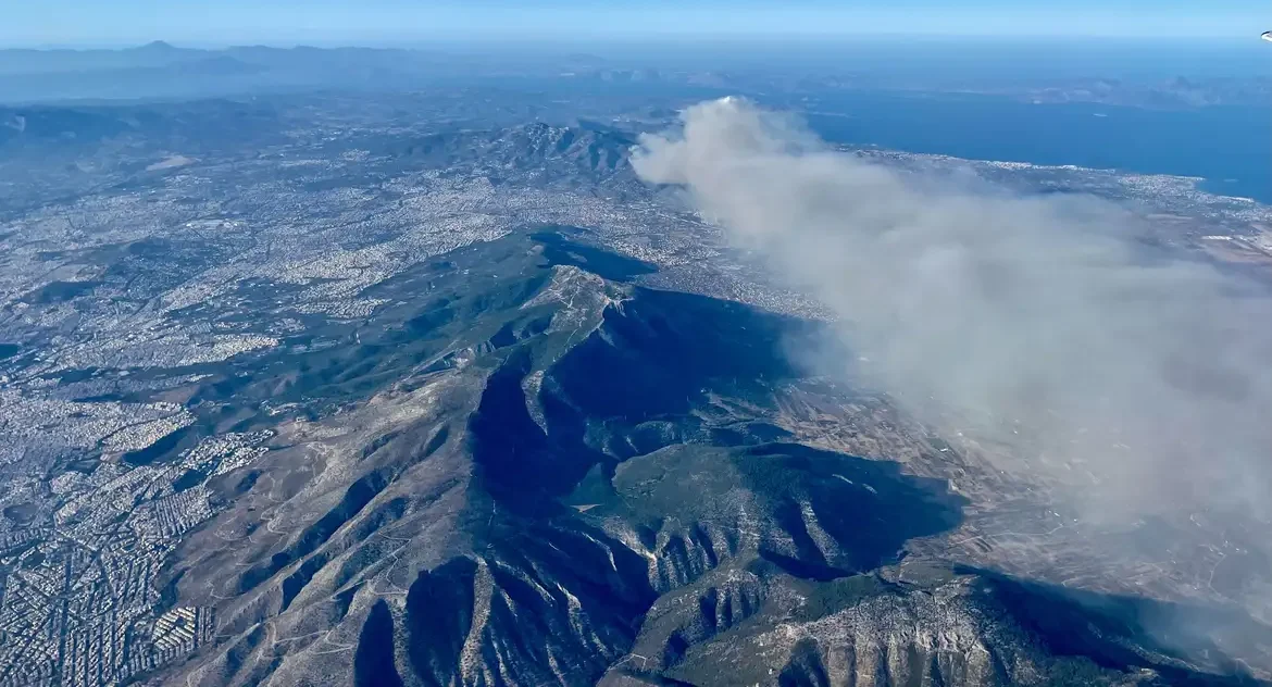 Incêndio em Creta, na Grécia, força evacuação de 1.500 pessoas e causa danos
